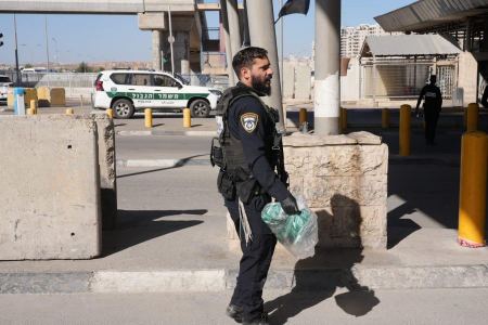 اصابة فتاة واعتقالها على حاجز قلنديا قرب القدس